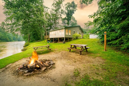Riverfront Cabin ★ Views ★ Quiet ★ Fishing ★ Kayak
