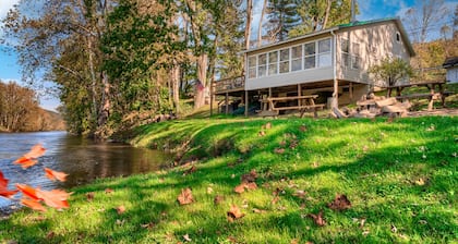 Riverfront Cabin ★ Views ★ Quiet ★ Fishing ★ Kayak