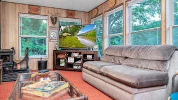 Een smart-tv, een dvd-speler, boeken en een stereo