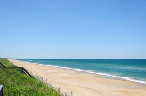 Beach nearby - Sandy Duck: Shared Pool, Elevator, Close to Beach (Duck)