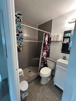 Dusche, Handtücher, Seife, Toilettenpapier