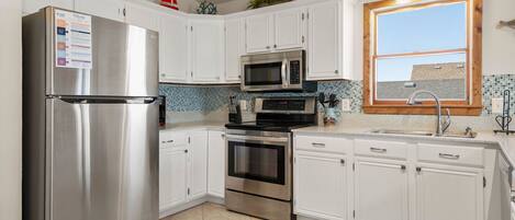 Kjøleskap, mikrobølgeovn, ovn og kokeplater