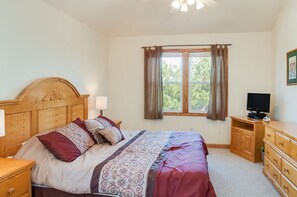 7 bedrooms, iron/ironing board, WiFi, bed sheets