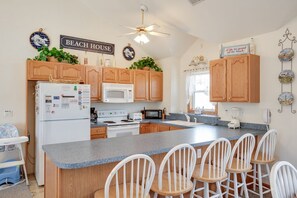 Kjøleskap, mikrobølgeovn, ovn og kokeplater