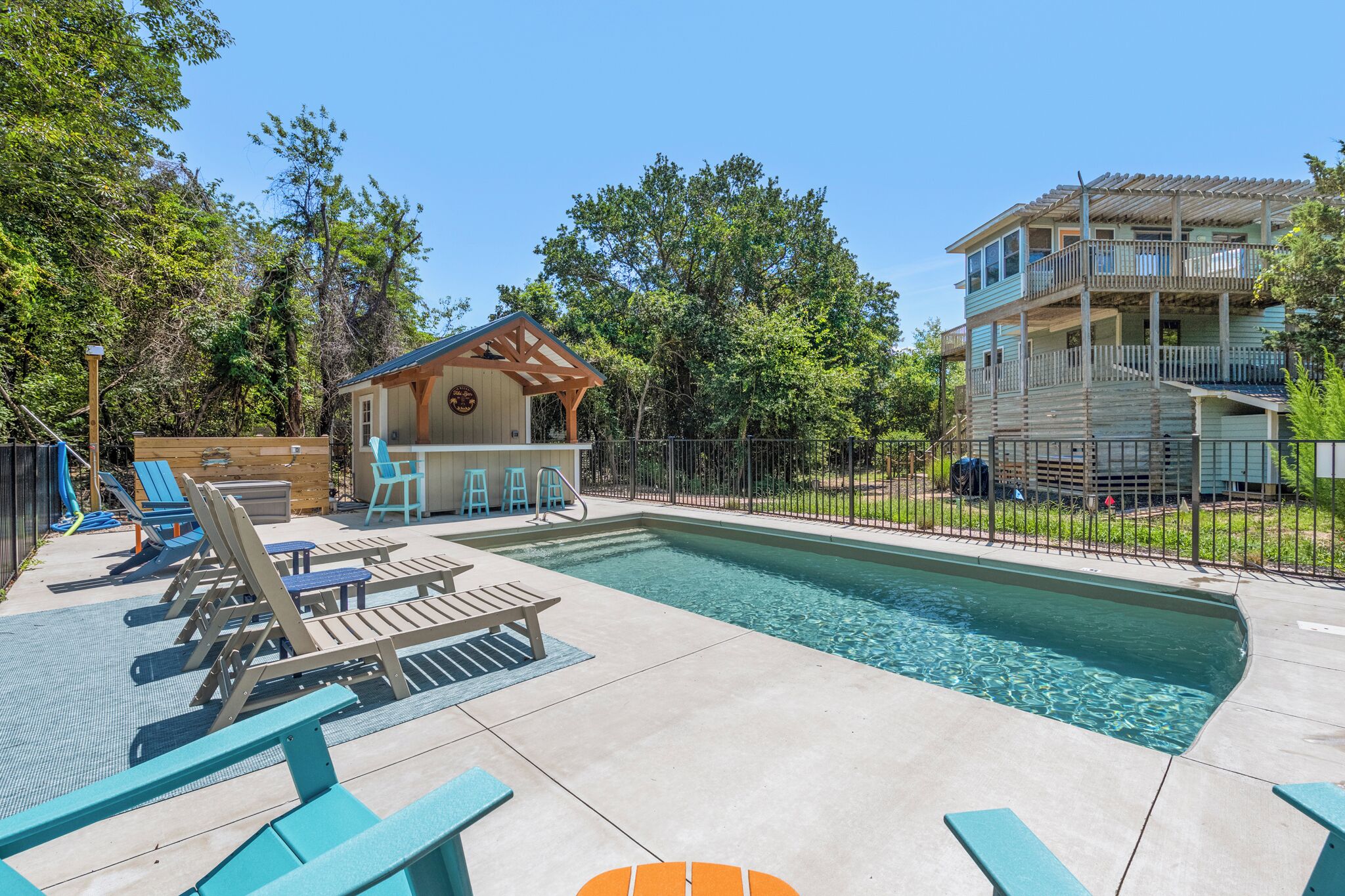 3 Weeks On The Shores: Private Heated Pool & Hot Tub | Short Walk to the Bea