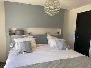 6 chambres, bureau, fer et planche à repasser, lit parapluie