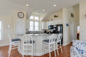 Køleskab, mikrobølgeovn, ovn, kogeplade