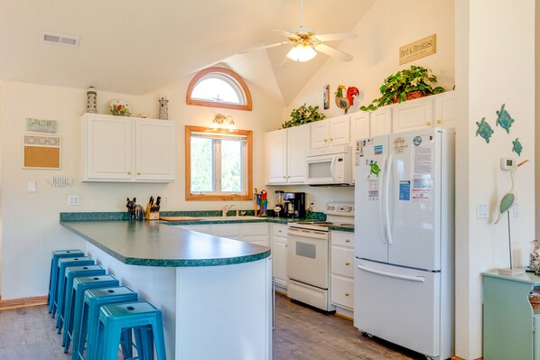 冰箱、微波炉、烤箱、炉灶