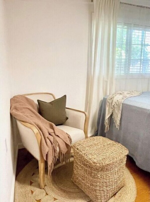 1 bedroom, desk, WiFi