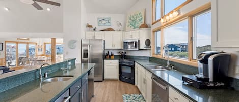 冷蔵庫、電子レンジ、オーブン、コンロ