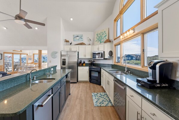 冰箱、微波炉、烤箱、炉灶