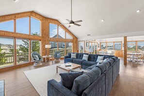 电视、壁炉、DVD 播放器、桌上足球