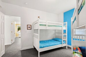 7 bedrooms, iron/ironing board, WiFi, bed sheets - And Breathe: Pool/Hot Tub, Rec Room, Putting Green (Corolla)