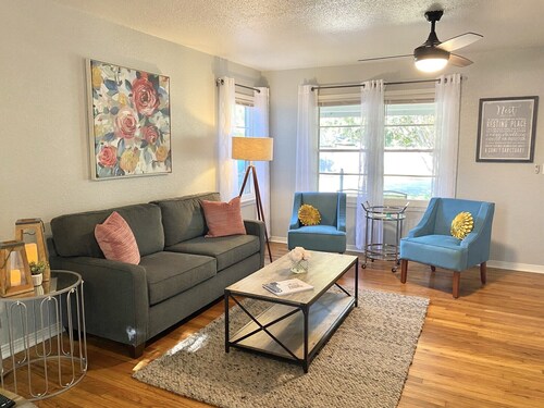 The Hannaford - 2 Bedroom - Pet Friendly -Near the Square in Historic District