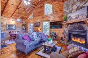 Smart TV, fireplace, foosball - Great Mountain Views, Family Friendly, Hot tub, 5 miles to Downtown Blue Ridge (Blue Ridge)