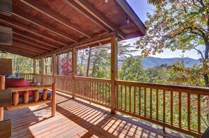 Terrace/patio - Great Mountain Views, Family Friendly, Hot tub, 5 miles to Downtown Blue Ridge (Blue Ridge)
