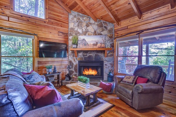 Smart TV, fireplace, foosball - Great Mountain Views, Family Friendly, Hot tub, 5 miles to Downtown Blue Ridge (Blue Ridge)