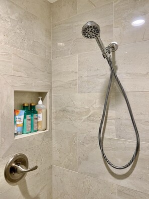 Combined shower/bathtub, hair dryer, bidet, towels