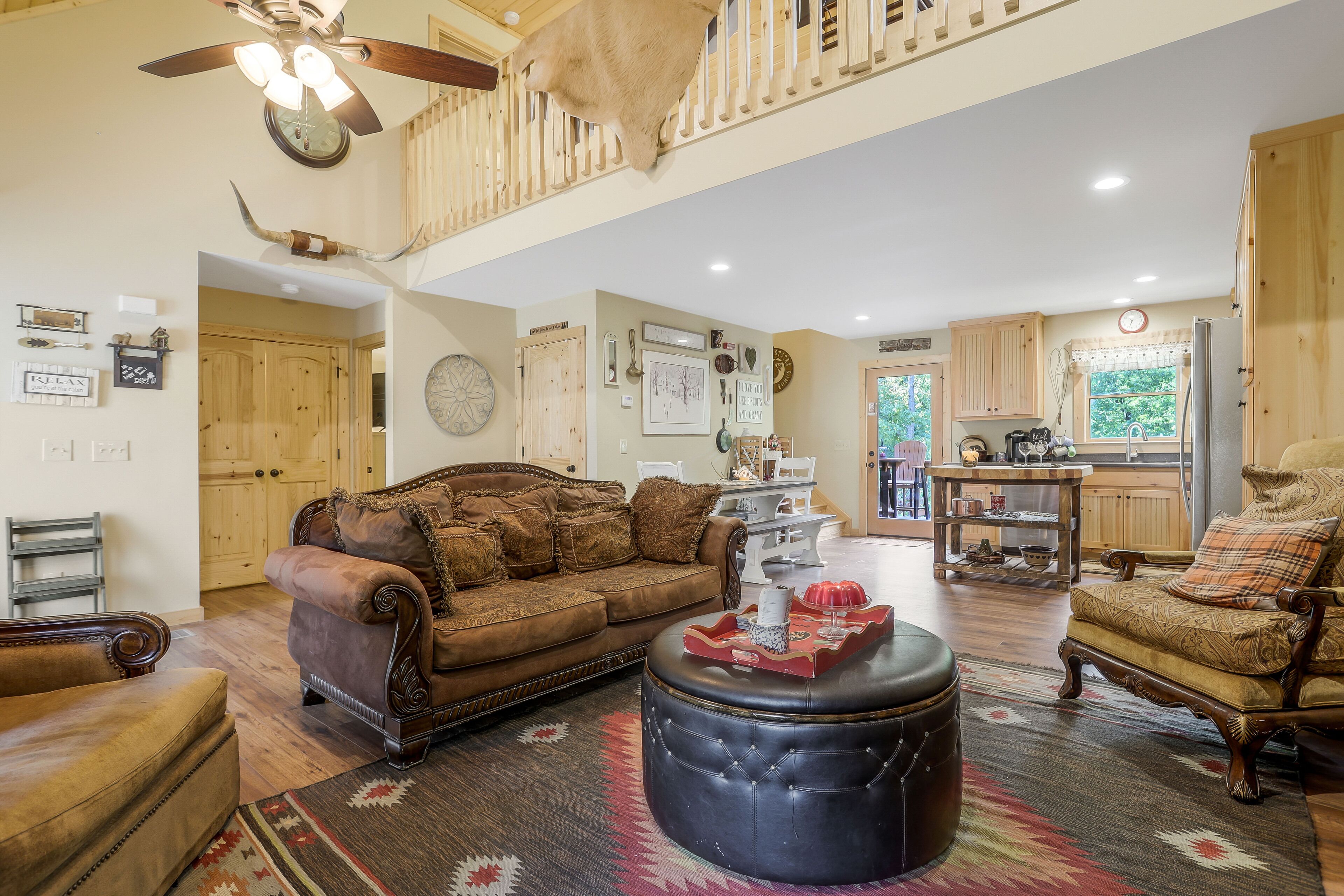 TV connectée, cheminée, livres