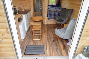 Habitación básica doble, baño privado (Glamping Pod) | Mobiliario individual