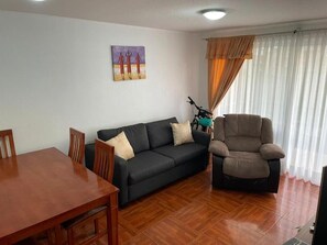 Apartamento básico | Sala de estar | Televisión de pantalla plana de 24 pulgadas con canales por cable