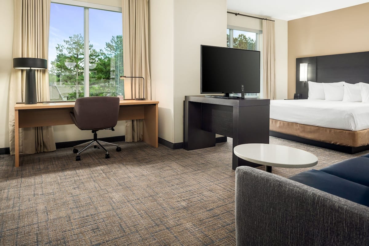 Desk, laptop workspace, iron/ironing board, free WiFi