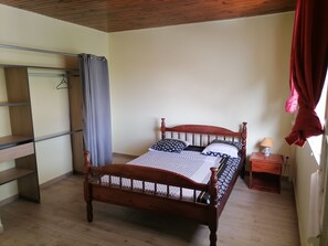 2 slaapkamers, een strijkplank/strijkijzer, wifi, beddengoed
