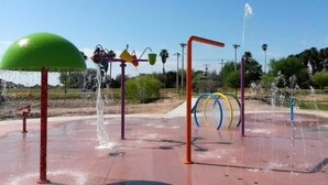Un espacio al aire libre para juegos acuáticos con diversas fuentes y estructuras.