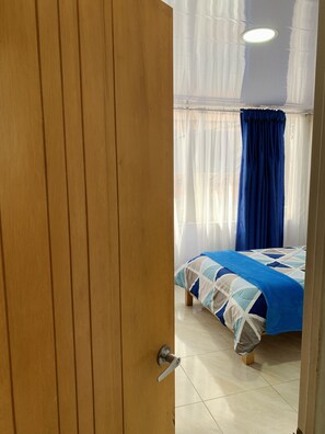 1 habitación, escritorio, tabla de planchar con plancha y wifi gratis