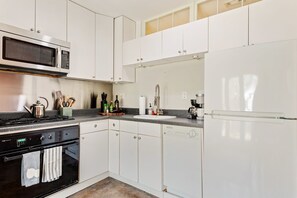 Refrigerador, microondas, horno y parrilla de estufa