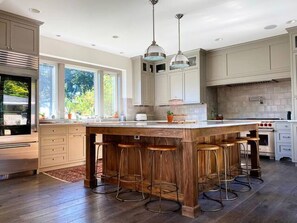 Réfrigérateur, four, plaque de cuisson, lave-vaisselle