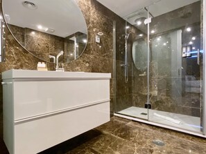 Douche, sèche-cheveux, serviettes fournies