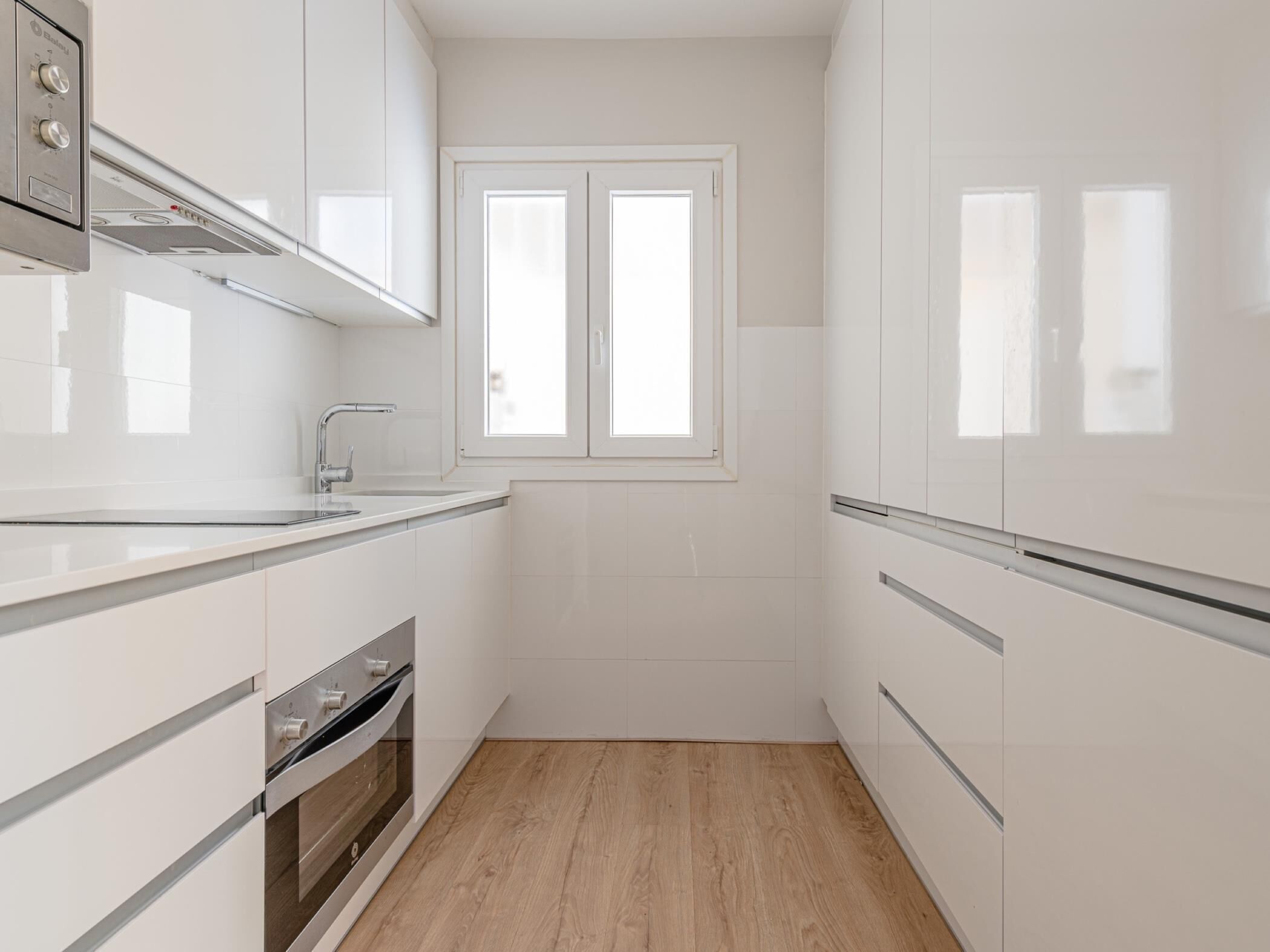 Een koelkast, een magnetron, een oven, een vaatwasser