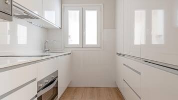 Een koelkast, een magnetron, een oven, een vaatwasser