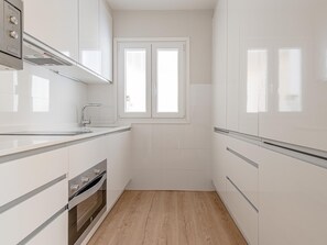 Een koelkast, een microgolfoven, een oven, een vaatwasser