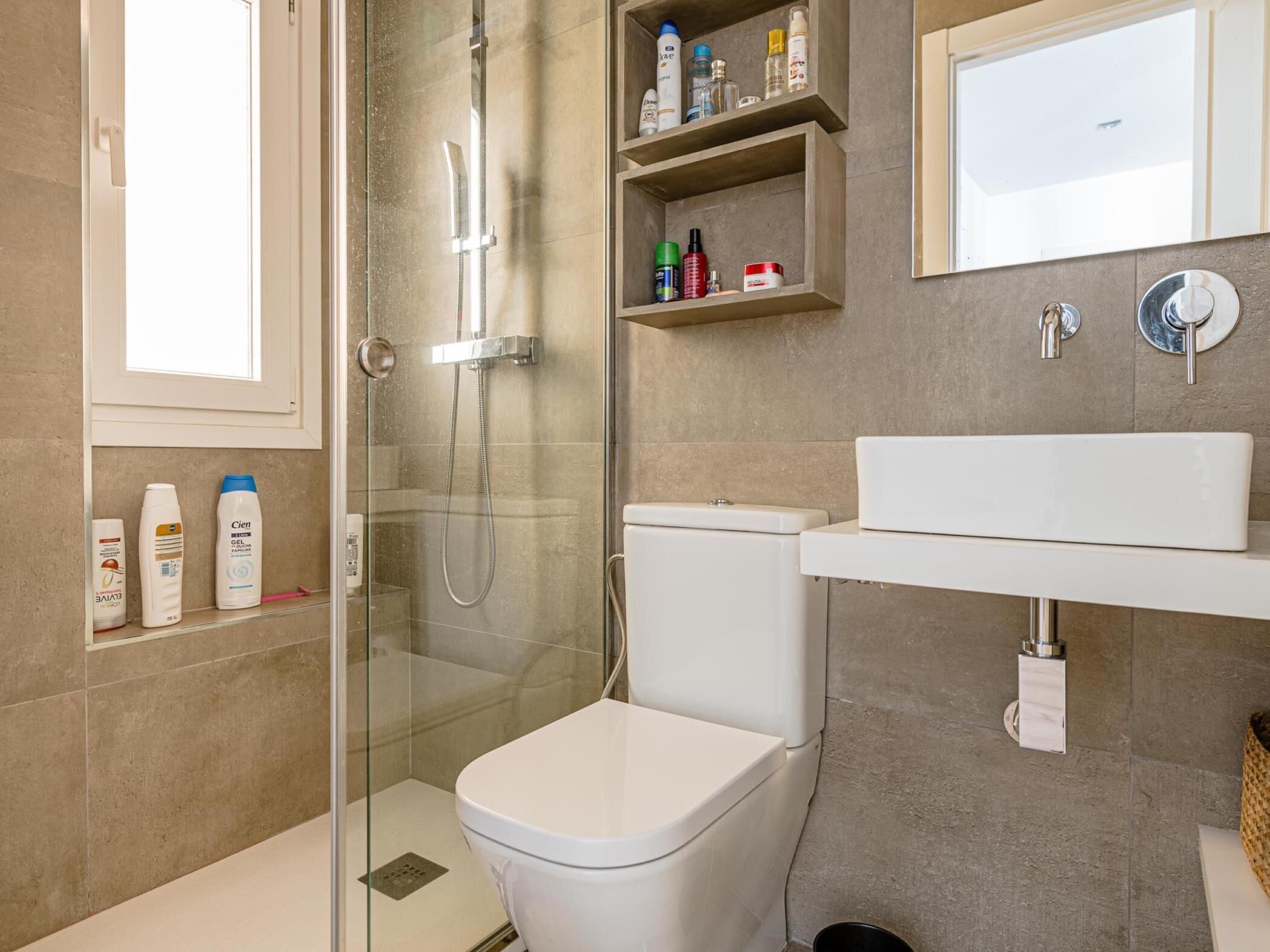 Een douche, een haardroger, handdoeken