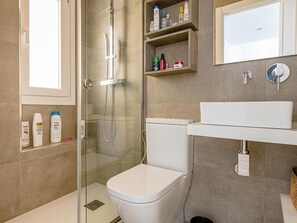 Dusche, Haartrockner, Handtücher