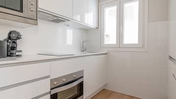 Een koelkast, een magnetron, een oven, een vaatwasser