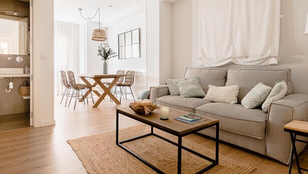 A modern living room with a sofa, coffee table, and dining area. - Avenida América - Comfortable apartment, next to the station (Madrid)