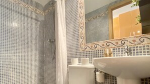 Ein Badezimmer mit Toilette, Dusche und Waschbecken.