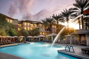 Alberca al aire libre y alberca climatizada