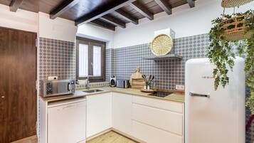 Een koelkast, een magnetron, een oven, een vaatwasser