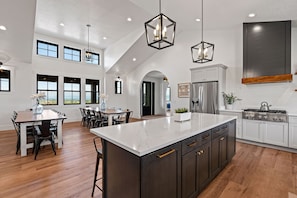 Fridge, microwave, oven, stovetop - **Free Night** (Winter/Spring Stays) (Stay 3 get 4th free) Huge Lodge Sleeps 50! (Garden City)