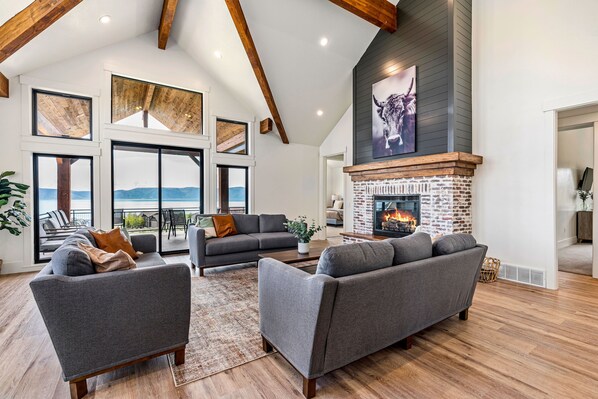 Smart TV, fireplace, foosball, table tennis - **Free Night** (Winter/Spring Stays) (Stay 3 get 4th free) Huge Lodge Sleeps 50! (Garden City)