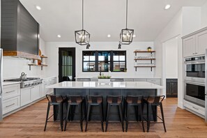 Fridge, microwave, oven, stovetop - **Free Night** (Winter/Spring Stays) (Stay 3 get 4th free) Huge Lodge Sleeps 50! (Garden City)