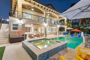 A heated pool - Elev • 5BR/8BA • Game Room • 75’ Deep Canal Dock • Ice Maker • Kayaks • Bikes (Key Colony Beach)