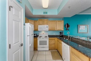 KĂŒhlschrank, Mikrowelle, Ofen, Herdplatte