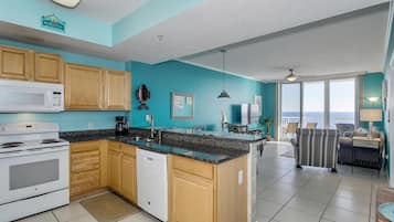 Réfrigérateur, micro-ondes, four, plaque de cuisson