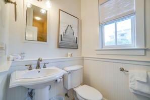 Standard Cottage, 2 Bedrooms, Beachside | Bathroom | Combined shower/bathtub, hair dryer, towels