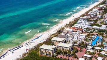 Di pantai dan pasir putih